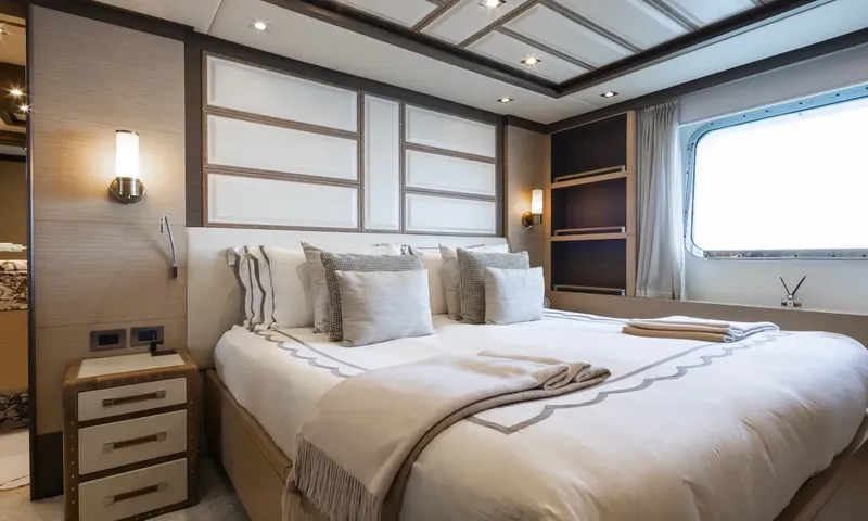 Nela: Double cabin with panelled headboard, wall lamps, bedside drawers and large window