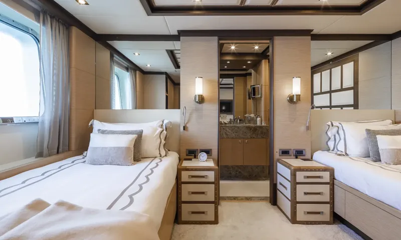 Nela: Twin cabin with two single beds, bedside chests and view into ensuite