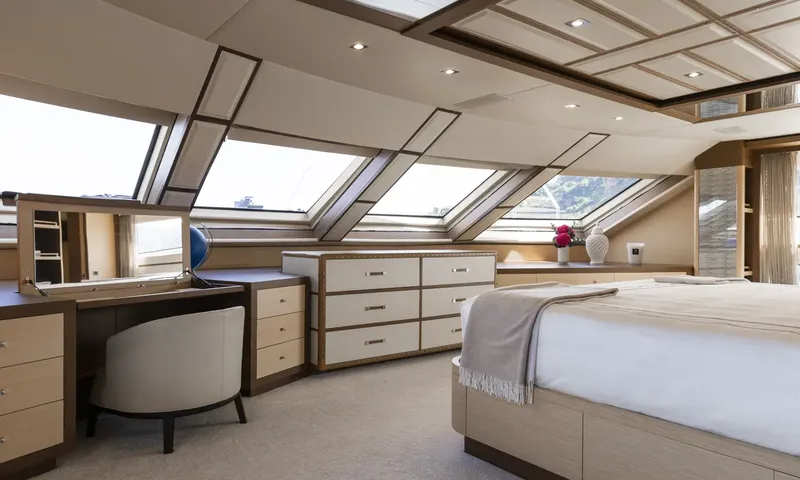 Nela: Cabin with angled skylight windows, vanity desk, chest of drawers and bed