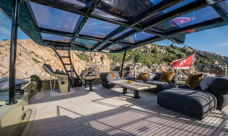 YGO: Flybridge with helm station, sofas and coffee table under a glass hardtop