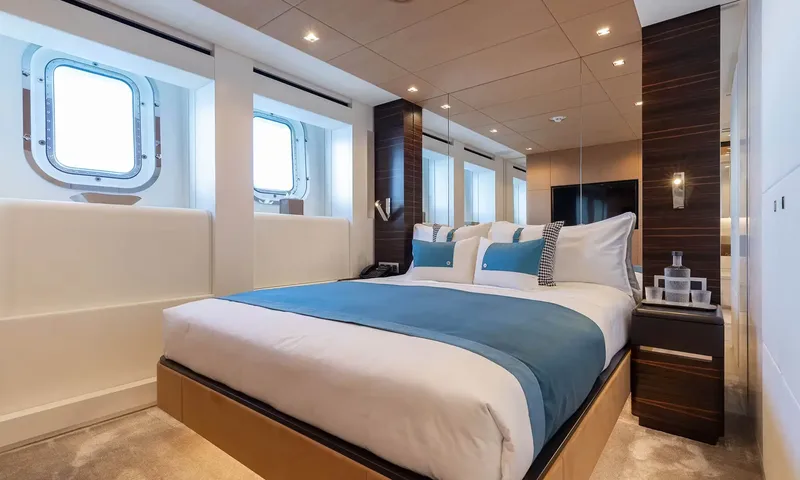 Orion: Double cabin with blue throw, two portholes and mirrored wall