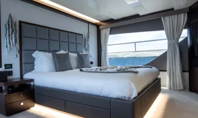 Nigora: Cabin with double bed, padded headboard and large window overlooking the sea