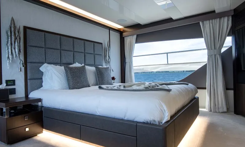 Nigora: Cabin with double bed, padded headboard and large window overlooking the sea