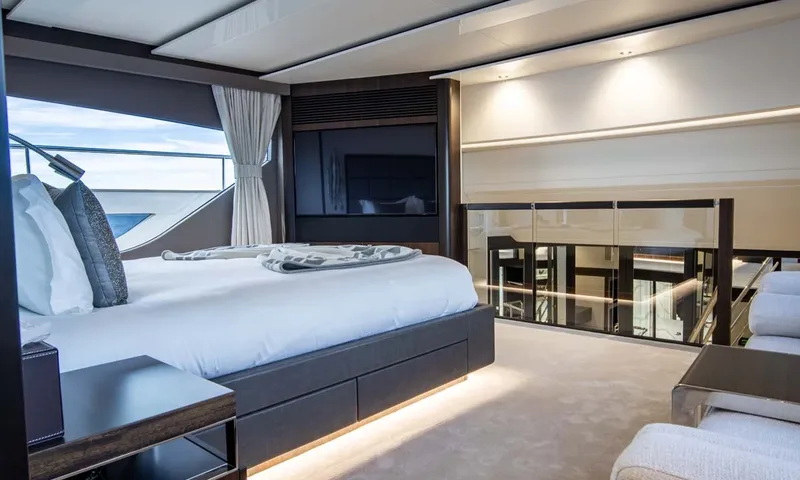 Nigora: Cabin with double bed, wall screen and glass balustrade overlooking a lower level