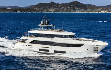 Plan B di Custom Line, noleggio privato di Superyacht, Sardegna